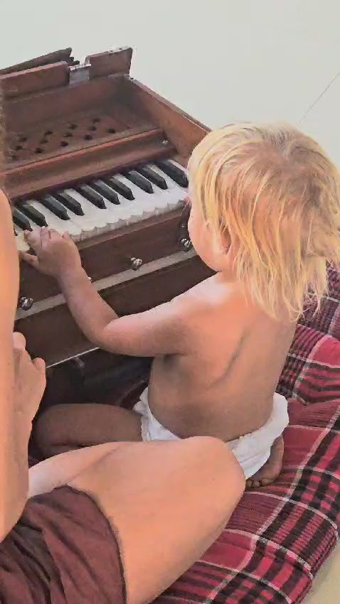 Singing & Guitar Lessons with Imogen Ella Rose – Online Only.